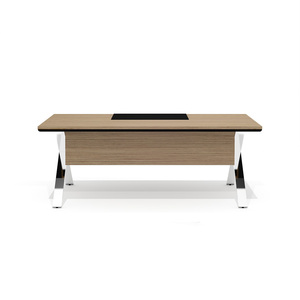 Стол руководителя с траверсом на металлическом каркасе