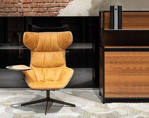 Кресло на крестовине со столиком справа, мягкое